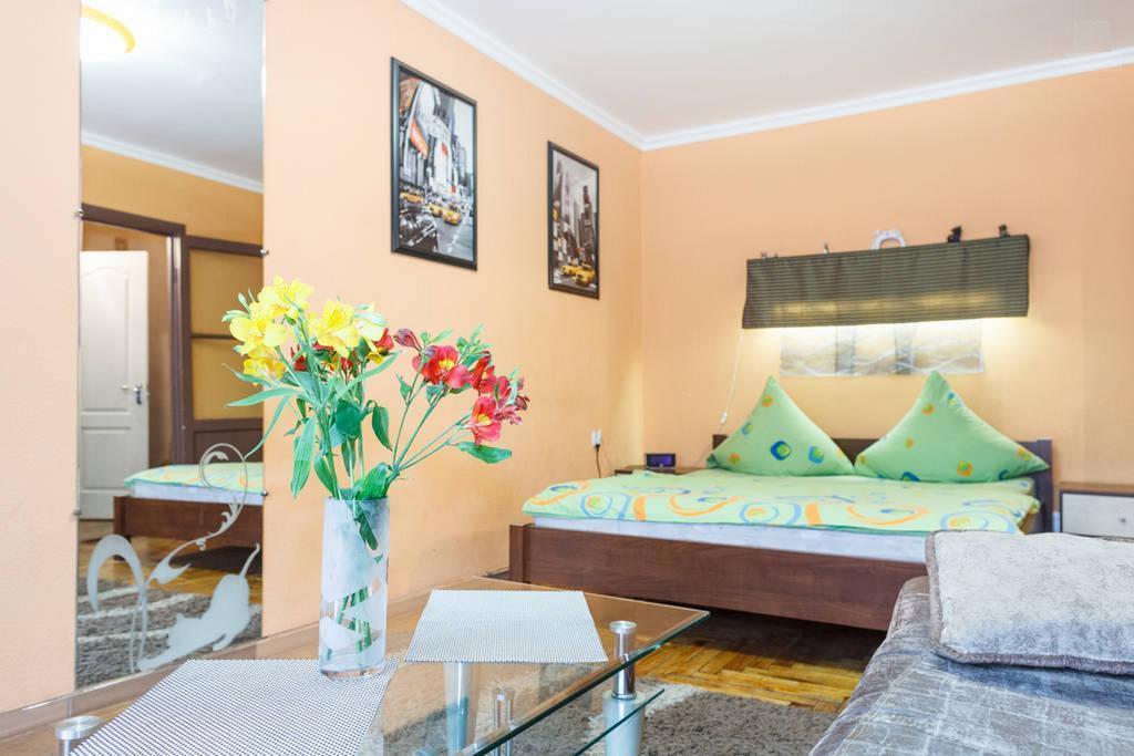 Apartment On Sobornyi Avenue 143 Near Intourist Hotel Zaporizhia Bagian luar foto
