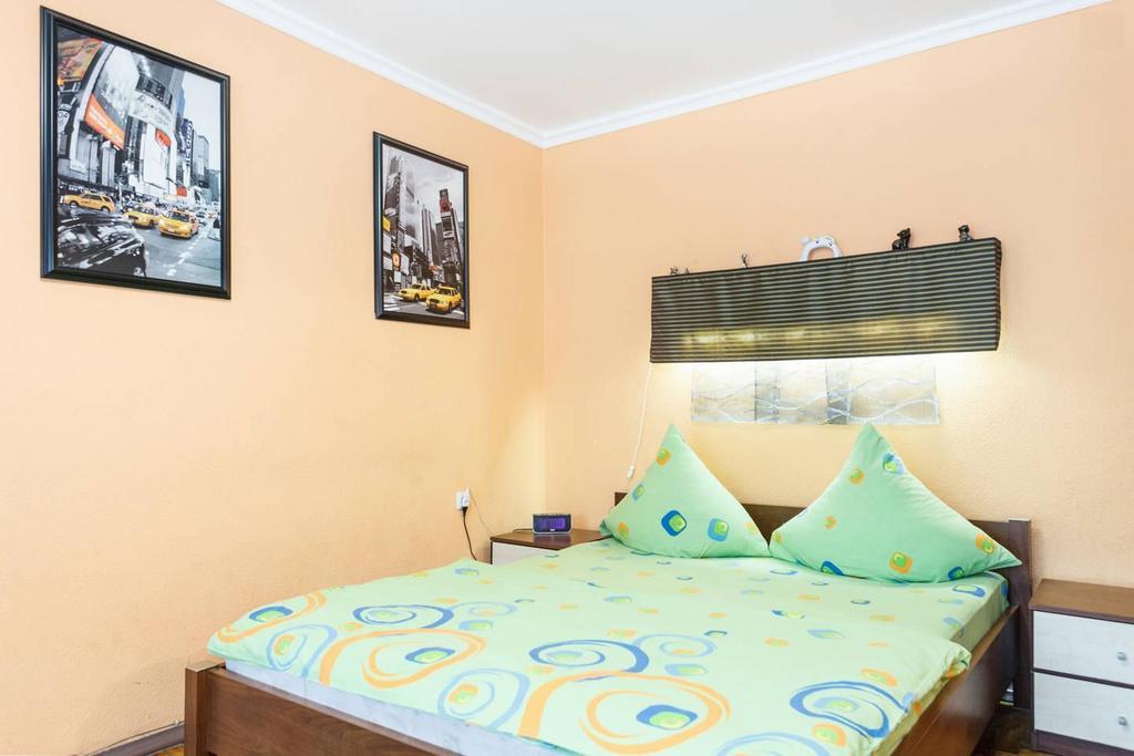 Apartment On Sobornyi Avenue 143 Near Intourist Hotel Zaporizhia Bagian luar foto